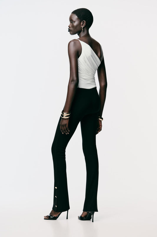 Vista laterale pantaloni balloon con vestibilità elegante